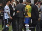 pemain-argentina-lionel-messi-kiri-dan-pemain-brasil-neymar.jpg