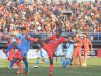 pemain-borneo-fc-sultan-samma-mencoba-mencocor-bola.jpg
