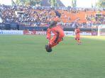 pemain-borneo-fc-titus-l-john-bonai-selebrasi-salto.jpg