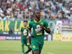 pemain-persebaya-surabaya-makan-konate-12022020.jpg