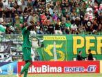 pemain-persebaya-surabaya-makan-konate-12022020_2.jpg