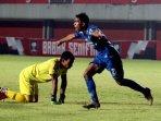 pemain-persib-bandung-frets-butuan-19042021.jpg