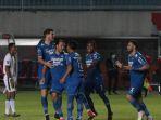pemain-persib-bandung-merayakan-gol.jpg