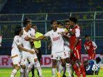 pemain-persija-jakarta-merah-bersitegang-dengan-pemain-psm-makassar.jpg