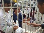 pengurus-golkar-kaltim-memberikan-paket-daging-kurban-kepada-masyarakat-tak-mampu_20180823_154449.jpg