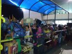 penumpang-yang-akan-memasuki-km-tidar-tujuan-surabaya-dari-pelabuhan-semayang_20180613_072909.jpg