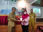 penyerahan-plakat-kepada-opd-yang-mengikuti-sosialisasi-sp4n-lapor.jpg