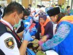periksaan-barang-bawaan-jemaah_20180727_090927.jpg