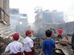 personel-damkar-nunukan-lakukan-proses-pendinginan-di-jalan-bahari-rt-01-kelurahan-nunukan-utara.jpg