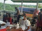 personil-polres-kutai-barat-terus-berupaya-melakukan-percepatan-vaksinasi-covid-19.jpg