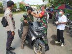 petugas-kepolisian-bersama-tni-melakukan-operasi-yustisi.jpg