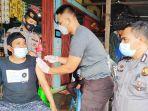 petugas-kesehatan-polres-kutai-barat-melakukan-penyuntikan-vaksinasi-covid-19.jpg