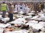 petugas-mengevakuasi-jamaah-haji-korban-tragedi-mina_20150925_072112.jpg