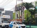 petugas-pln-berau-saat-melakukan-perawatan-gardu.jpg