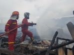 petugas-pmk-kebakaran-sepinggan_20180418_140039.jpg