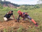 Viral Pria Berkostum Spiderman di Bontang Ternyata Karyawan Tambang, Lihat Aksinya Menanam Pohon