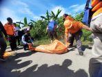 proses-evakuasi-jenazah-korban-bersama-motornya-yang-nyemplung-di-parit.jpg