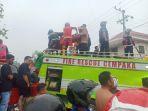 proses-evakuasi-korban-dalam-kebakaran-pada-ruko-3-pintu-di-jalan-aw-syahranie.jpg