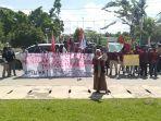 puluhan-mahasiswa-unjuk-rasa-di-depan-kantor-dprd-berau-kamis-972020.jpg