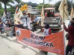 puluhan-petani-yang-tergabung-dalam-serikat-petani-indonesia-spi-kalimantan-timur.jpg