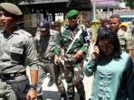 satpol-pp-giring-warga-tanpa-identitas_20161115_163322.jpg
