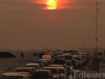 sejumlah-kendaraan-pemudik-mengantre-untuk-keluar-dari-ruas-tol-batang-semarang_20180613_121326.jpg