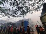 sejumlah-relawan-membantu-pemadaman-kebakaran.jpg