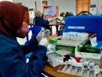 sejumlah-tenaga-kesehatan-nakes-tengah-mempersiapkan-dosis-vaksin-untuk-disuntikkan.jpg