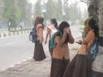 siswa-di-tengah-kabut-asap_20151019_103529.jpg