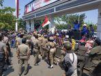 spsi-menggelar-aksi-unjuk-rasa-mendesak-pemerintah-daerah.jpg