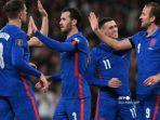 striker-inggris-harry-kane-kanan-merayakan-dengan-rekan-setimnya.jpg