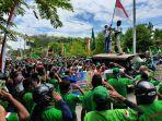 suasana-unjuk-rasa-ratusan-buruh-di-depan-kantor-bupati-berau-jl-apt-pranoto.jpg