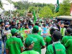 suasana-unjuk-rasa-ratusan-buruh-di-depan-kantor-bupati-berau.jpg