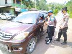 tim-polsek-kelay-melakukan-pemeriksaan-kepada-setiap-kendaraan.jpg