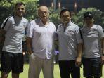 timnas-indonesia-dan-bernhard-schaumm_1.jpg