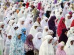 umat-muslim-shalat-idul-adha-berjamaah-di-lapangan-tegallega-kota-bandung_20180821_072100.jpg