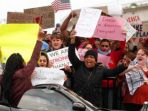 unjukrasa-menentang-antiimigran-trump_20170130_084039.jpg