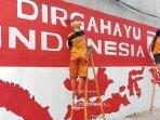 warga-membuat-lukisan-dirgahayu-indonesia-di-dinding.jpg