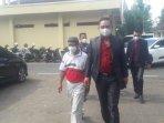 yosef-55-memakai-kaos-putih-merah-21.jpg