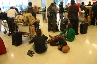 Penumpang di Bandara Sepinggan Belum Dapat Jadwal Keberangkatan - penumpang_terlantar2.jpg