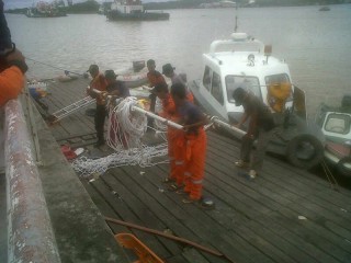 Tim SAR Turunkan Jaring untuk Angkat Minibus dari Sungai Mahakam