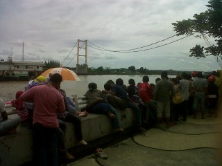 Liburan, Warga Berdatangan Nonton Reruntuhan Jembatan Kukar
