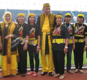 Walikota Tarakan dan Istri Pakai Baju Adat Tidung