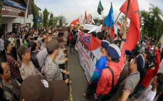 BERITA FOTO: Ratusan Pendemo Beraksi di DPRD Balikpapan