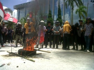 Mahasiswa di Samarinda Bersitegang dengan Polisi