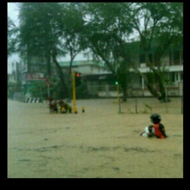 Air Setinggi Pinggang Orang Dewasa di Jl Ahmad Yani - Banjir_Pertigaan_Gunung_Malang.jpg