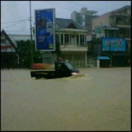Air Setinggi Pinggang Orang Dewasa di Jl Ahmad Yani - Pertigaan_Gunung_Sari-Gunung_Malang._._._.jpg