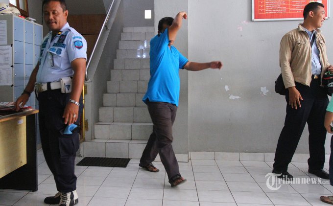 Dokter Hendry Simanjuntak ke Riau Lihat Jenazah Ibunya - dokter_hendry.jpg