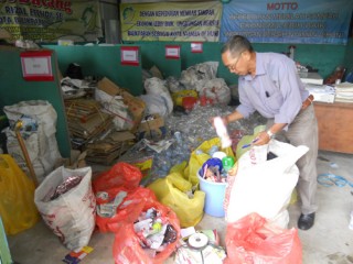 Mengurangi Limbah Menambah Rupiah