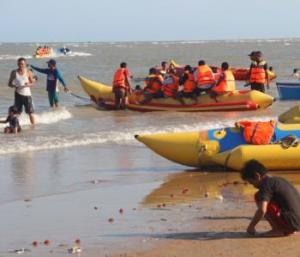 Patung Beruang Madu Raksasa akan Berdiri di Pantai Manggar